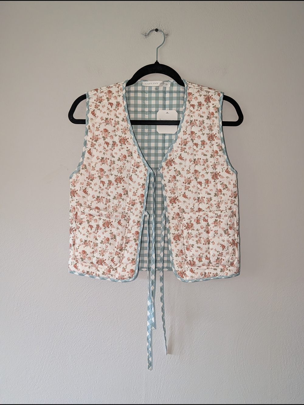 XXS NWT Altar'd State Quilted Farmhouse Floral Vest in Cream and Dusty Blue